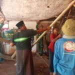 Bahu-Membahu, TNI dan Warga Socah Mulai Bedah Rumah Bu Maninten Menjadi Layak Huni