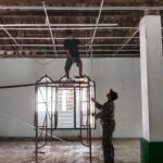Wujudkan Tempat Ibadah Nyaman, TNI dan Warga Tanah Merah Dajah Bahu-Membahu Renovasi Masjid