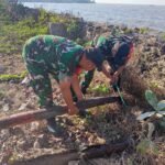 Cegah Bahaya Bagi Pengguna Jalan, Serda Adiyanto Bersama Warga Evakuasi Tiang Telepon Roboh