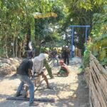 Satukan Tenaga Demi Akses Warga, TNI dan Masyarakat Blega Gotong Royong Bangun Jembatan Nyormanis