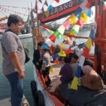 Jaga Tradisi Pesisir, Babinsa dan Bhabinkamtibmas Tanjungbumi Hadiri Rokat Tase di Desa Banyu Sangkah